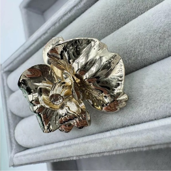 Bottega Veneta Gold Flower Brooch - Picture 6 of 11